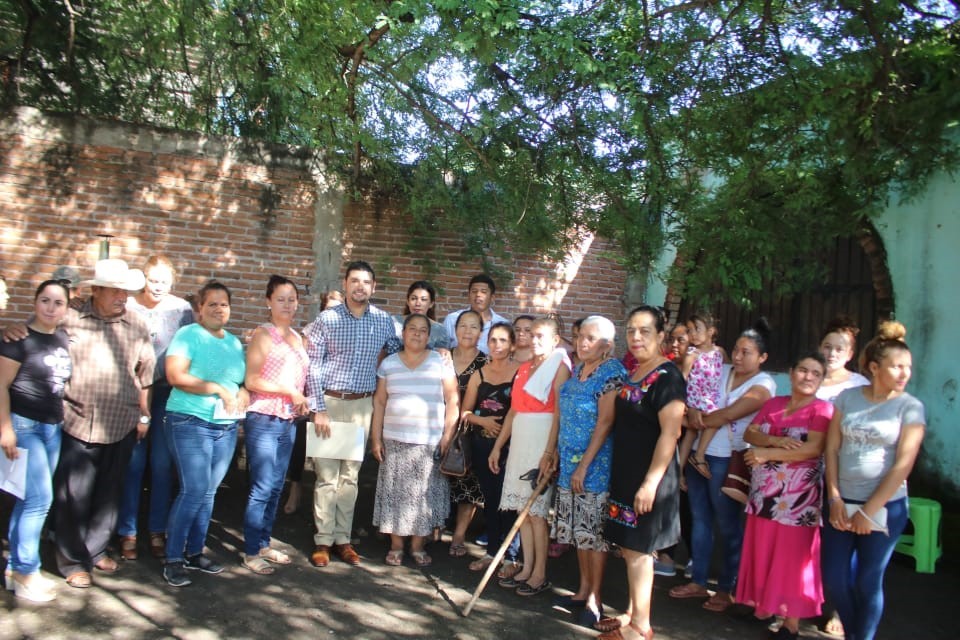 Octavio Ocampo entrega estufas ecológicas en Tiquicheo
