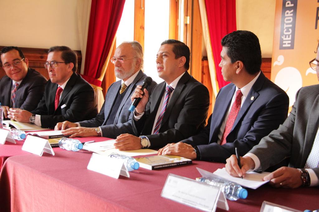 Presenta Héctor Pérez su libro «En defensa de los derechos fundamentales»