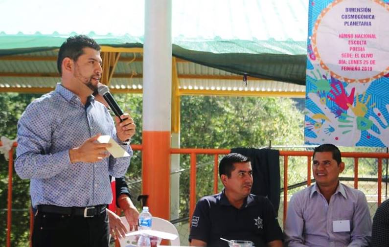 Octavio Ocampo entrega apoyo para uniformes deportivos en Tuzantla