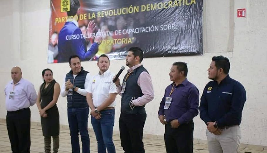 Octavio Ocampo da Impulso en taller Estatal de Oratoria en Zitácuaro