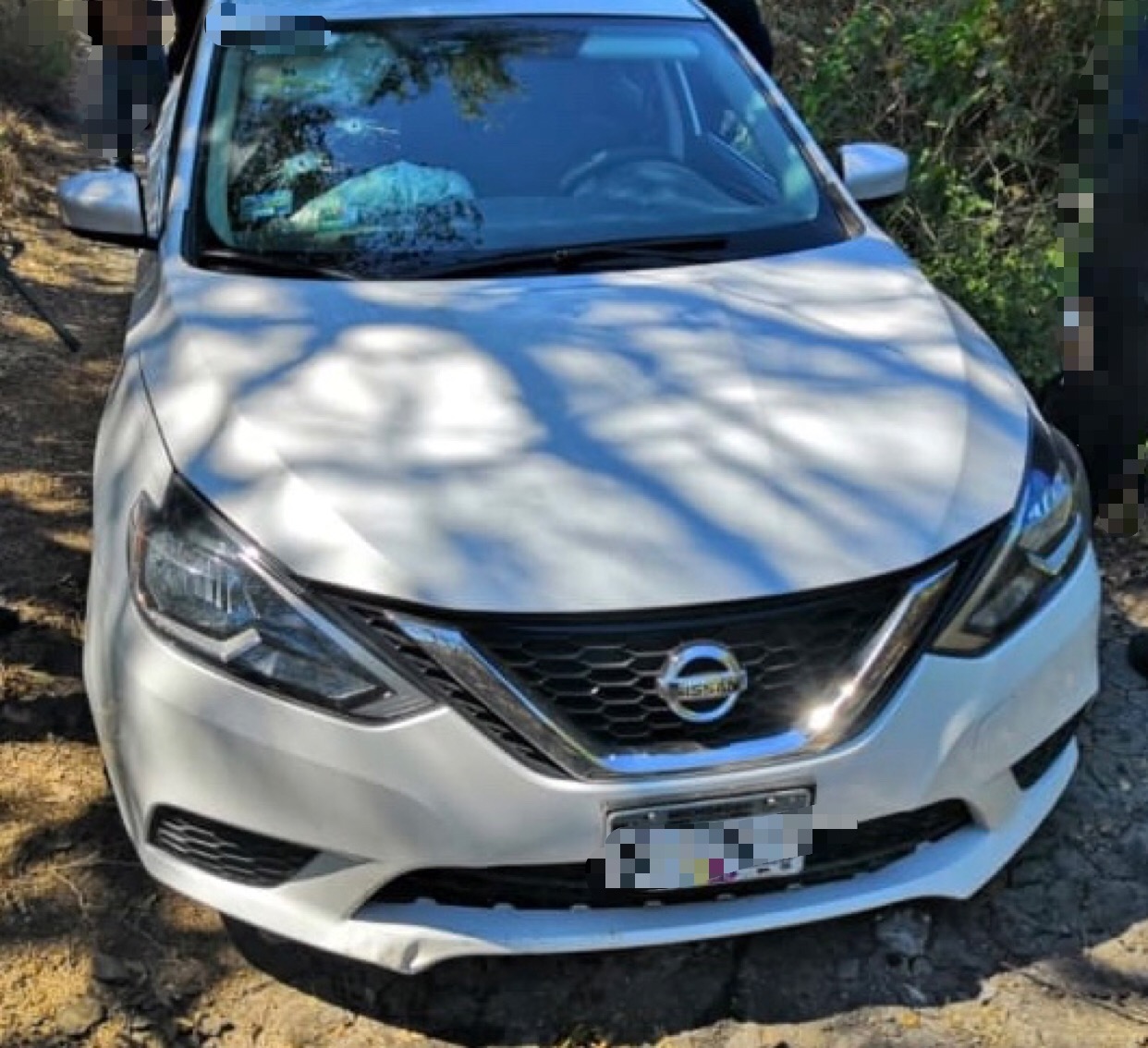 Asegura Policía Michoacán a una persona y vehículo con reporte de robo, en Apatzingán