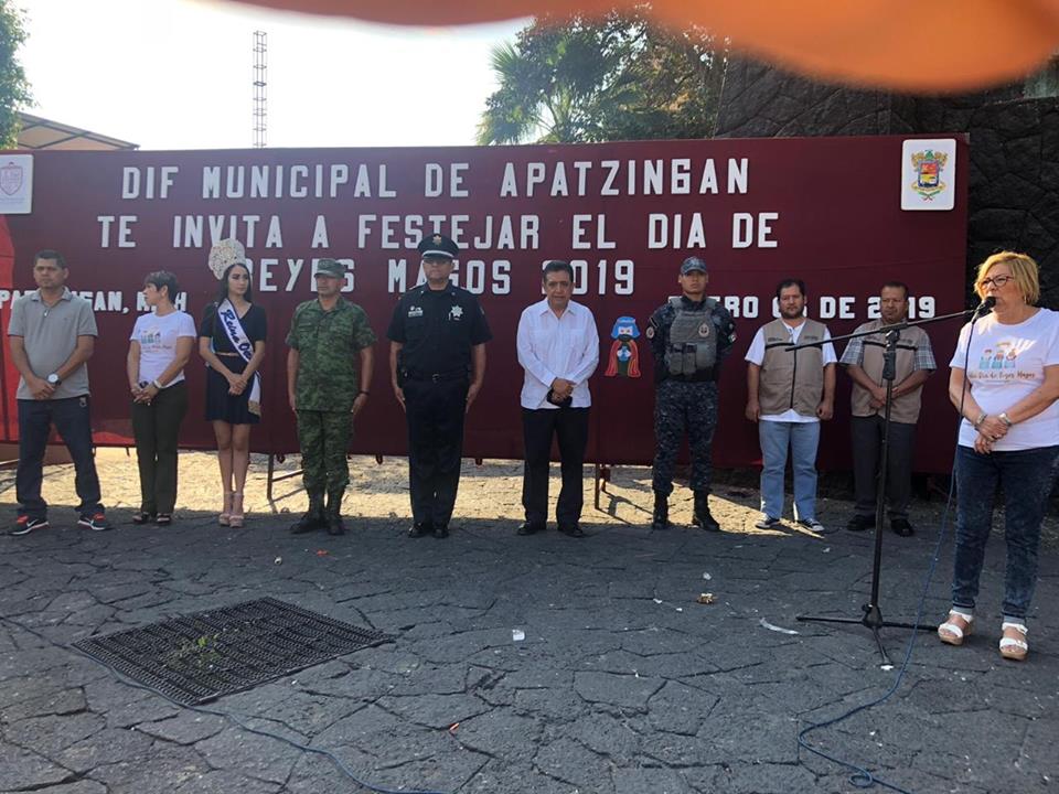 Fiesta de Reyes hace feliz a niñez de Apatzingán