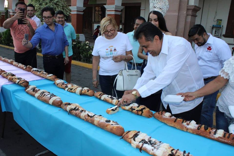 Autoridades de Apatzingán parten rosca de reyes de 80 metros