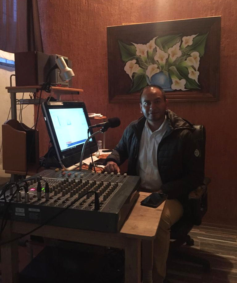 Estrena CECyTEM programa radiofónico en Penjamillo