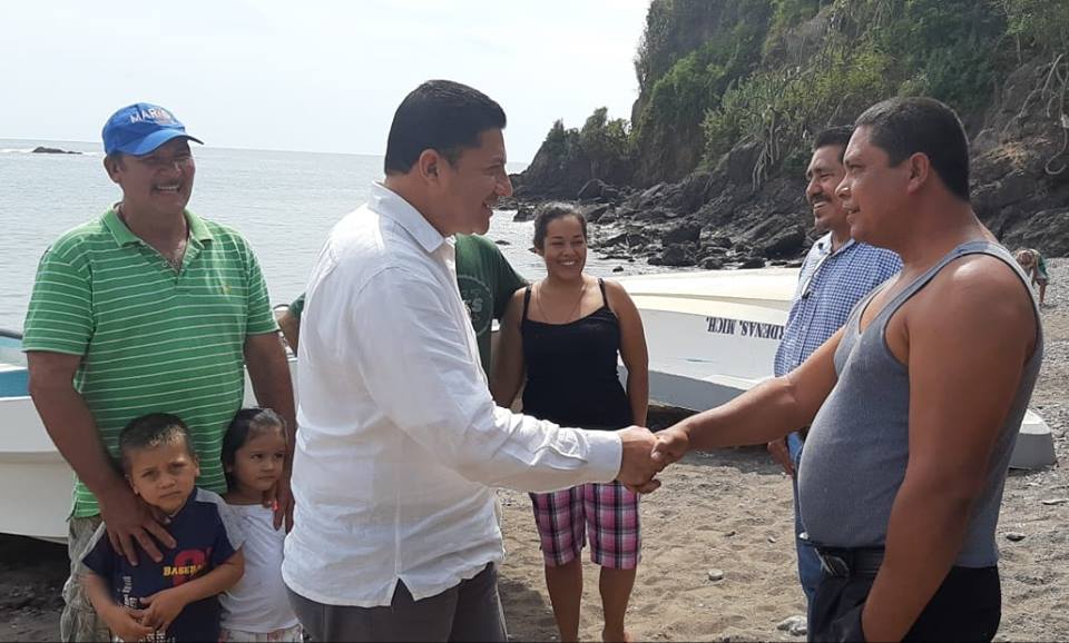 Feliciano Flores, atiende necesidades en la Costa Michoacana.