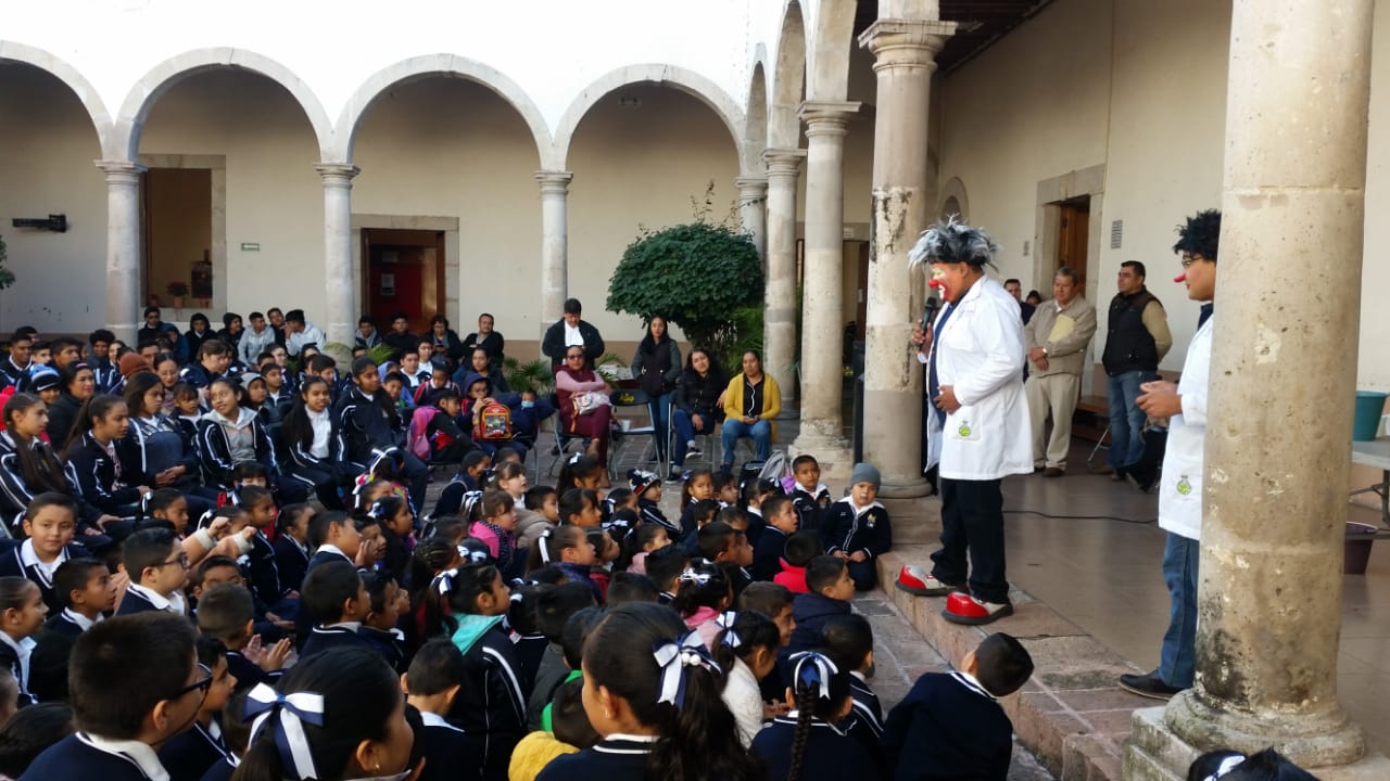 “Payasos científicos” divierten a niñas y niños de Cuitzeo y Santa Ana Maya
