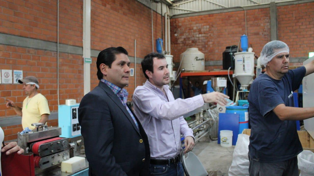 xhorta Ernesto Núñez a industrias del plástico al uso de materiales amigables con el ambiente