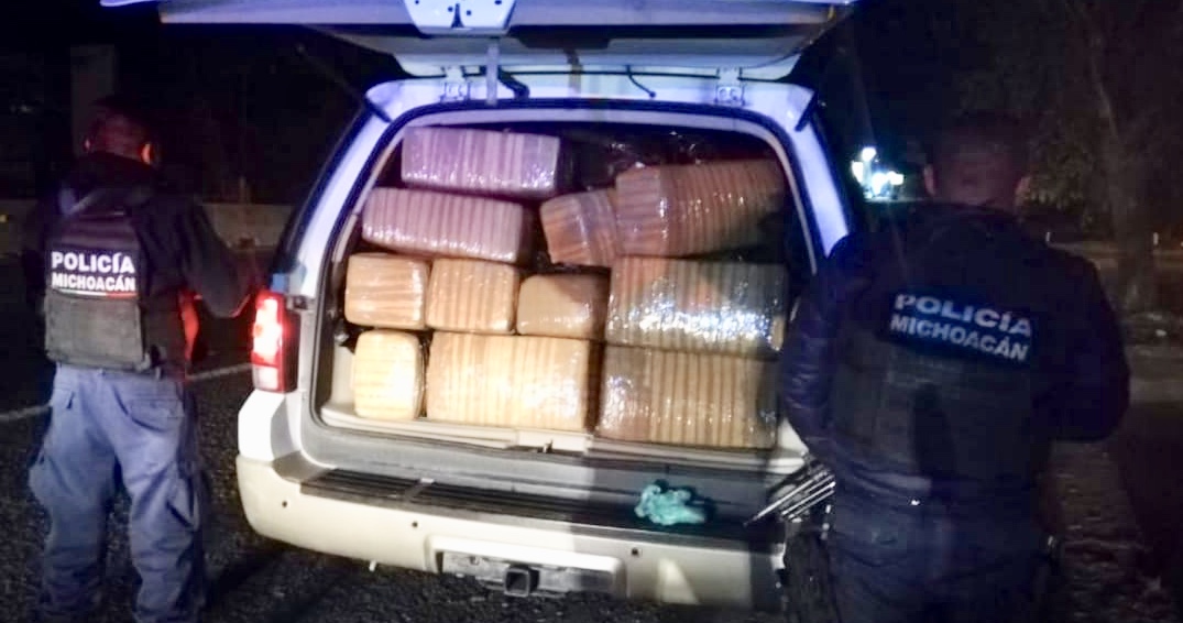 Asegura Policía Mochoacán a un hombre con 300 kilos de marihuana