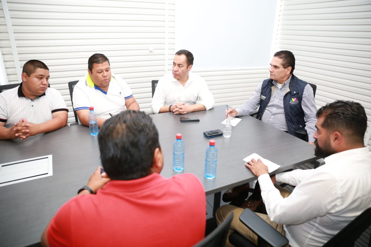 Dialoga Silvano Aureoles con miembros de la CNTE en Zitácuaro