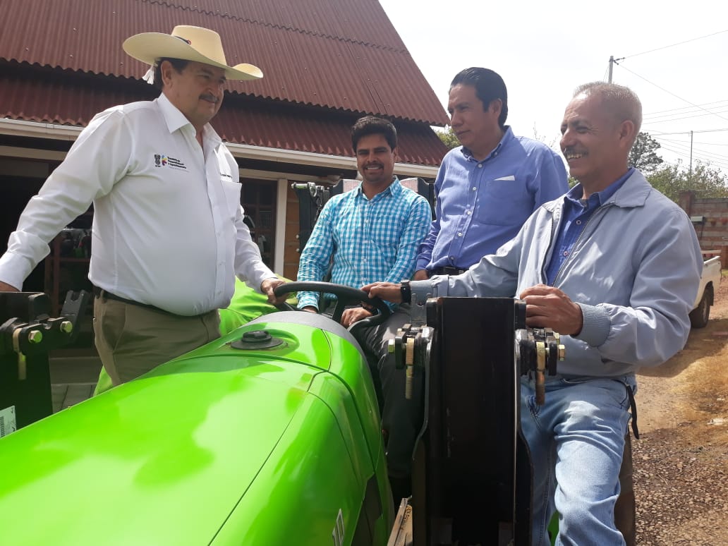 Supervisa Sedrua entrega de maquinaria agrícola