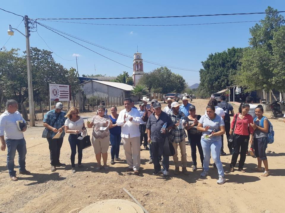 Entrega alcalde de Apatzingán obra sanitaria en San José de Chila