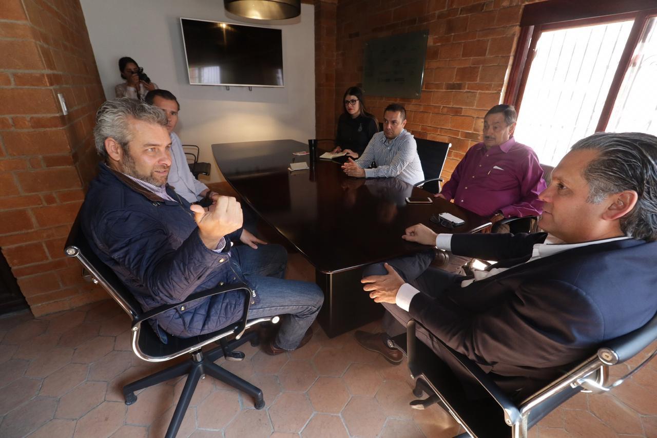 Alfredo Ramírez y AIEMAC acuerdan trabajo conjunto para anular impuestos