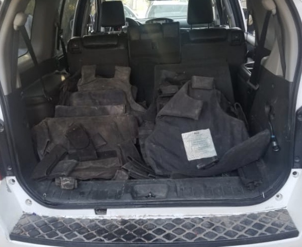 Asegura Policía Michoacán a uno con arma de fuego y chalecos tácticos, en Zinapécuaro