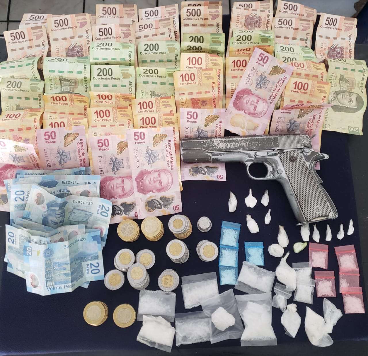 Detiene Policía Michoacán a dos con droga, dinero y réplica de arma de fuego