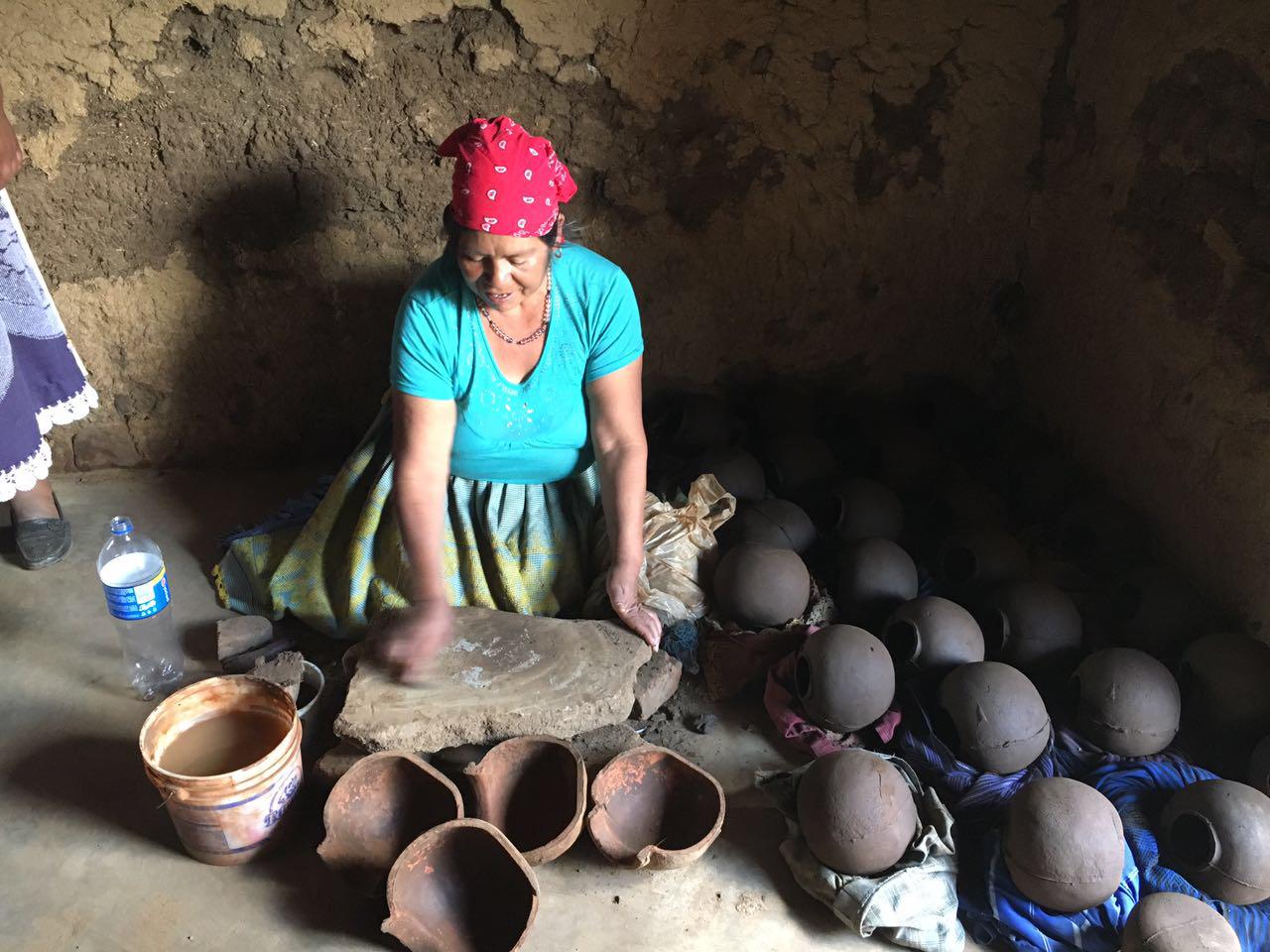 Apoya IAM con financiamiento a las y los artesanos de Michoacán