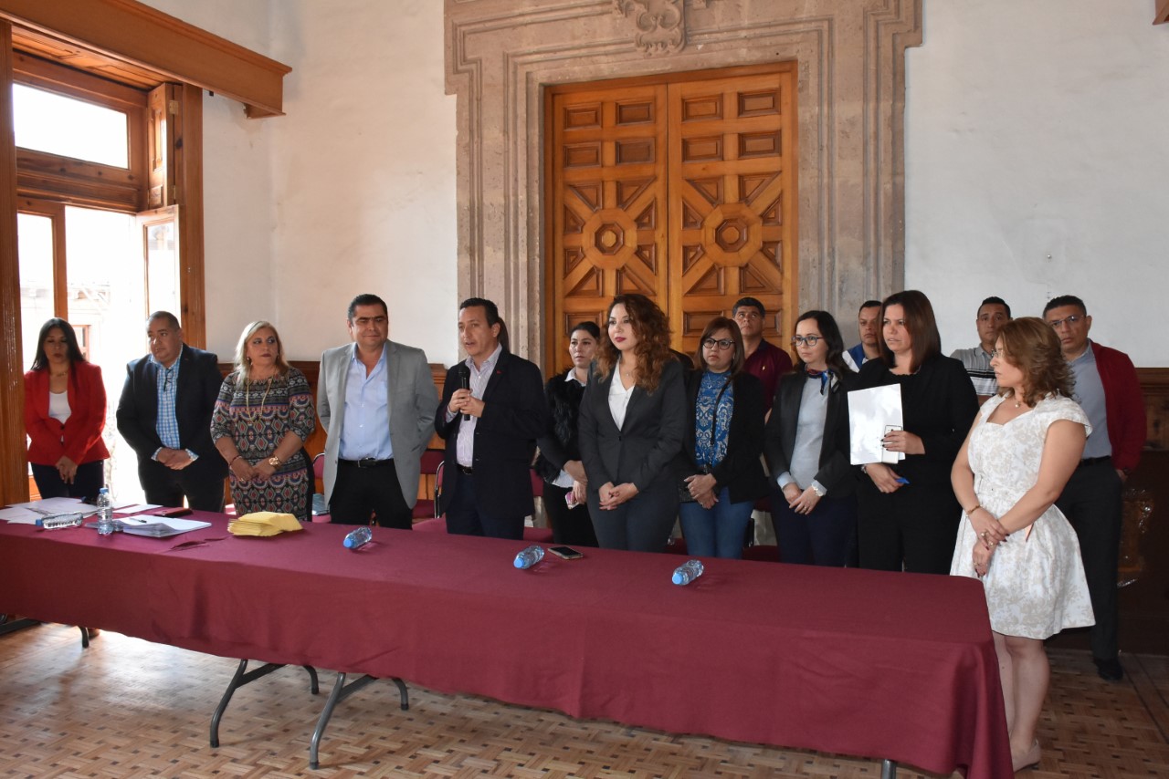 Congreso entrega becas a estudiantes de excelencia