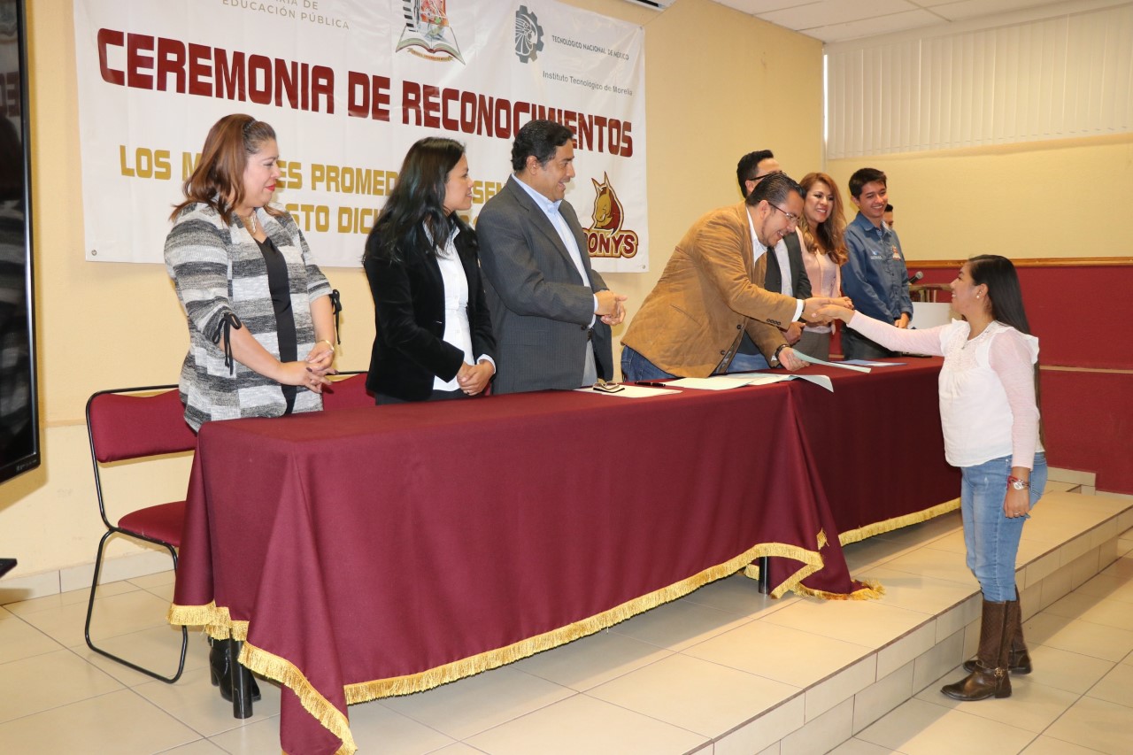 RECONOCEN A ESTUDIANTES  CON MEJORES PROMEDIOS