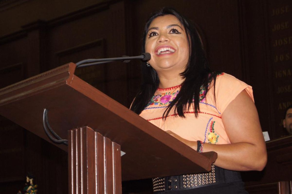 Presenta Brenda Fraga exhortó para que autoridades apoyen a artesanos michoacanos