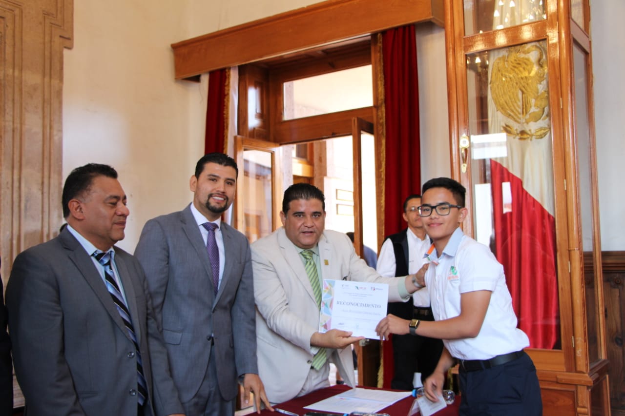 Reconocen diputados locales a estudiantes del CECyTEM