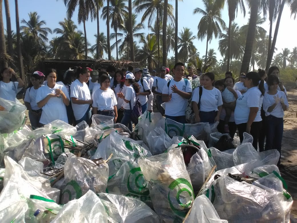 Estudiantes del CECyTEM realizan labor social en beneficio del medio ambiente