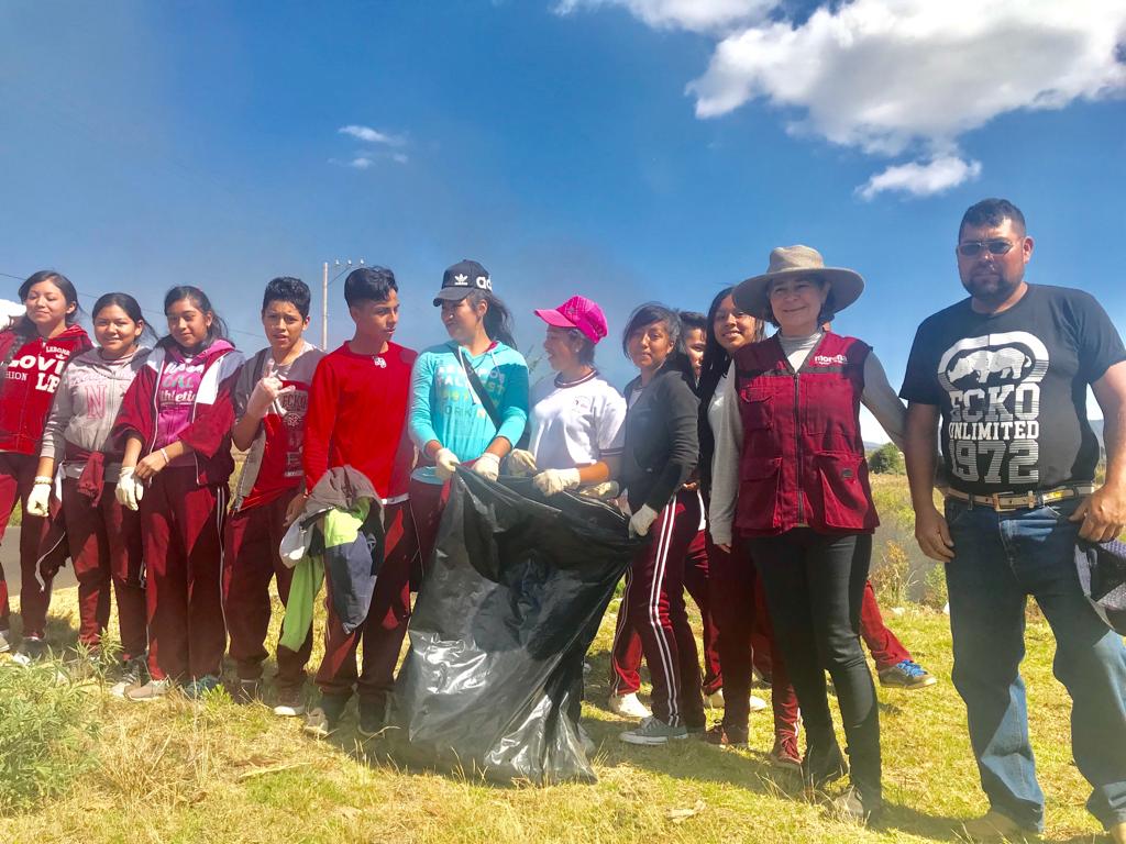 Emprende Mayela Salas limpieza de carreteras en Michoacán