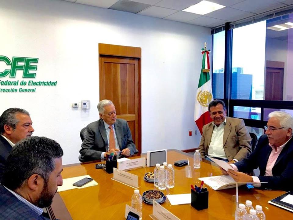 Alcalde de Apatzingán gestiona ante CFE, tarifa especial para el Capama