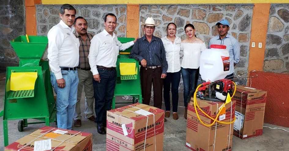 Entregan apoyos en la zona oriente en favor de productores del campo