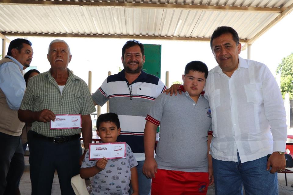 En Apatzingán entregan tarjetas del programa Bienestar para adultos mayores y personas con discapacidad.