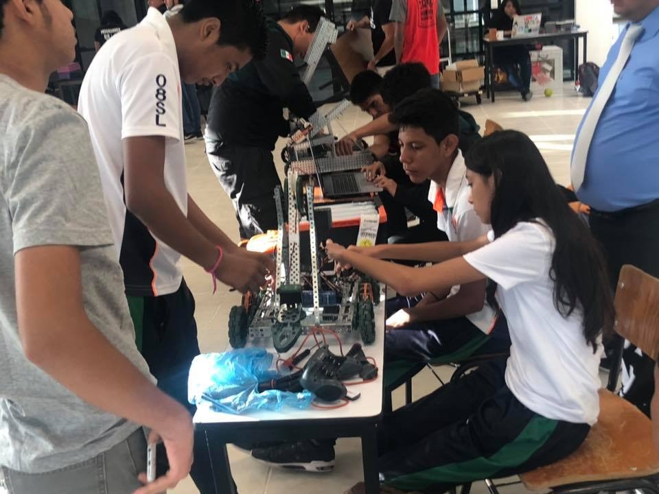 Alumna del CECyTEM de San Lucas destaca en robótica y rompe esquemas tradicionales