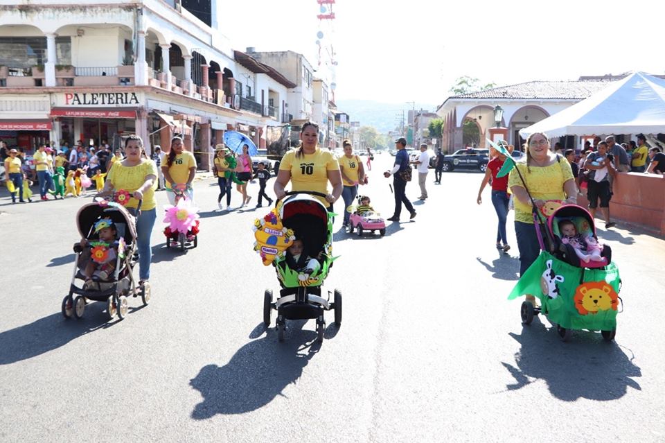 Con tradicional desfile se da la bienvenida a la primavera en Apatzingán