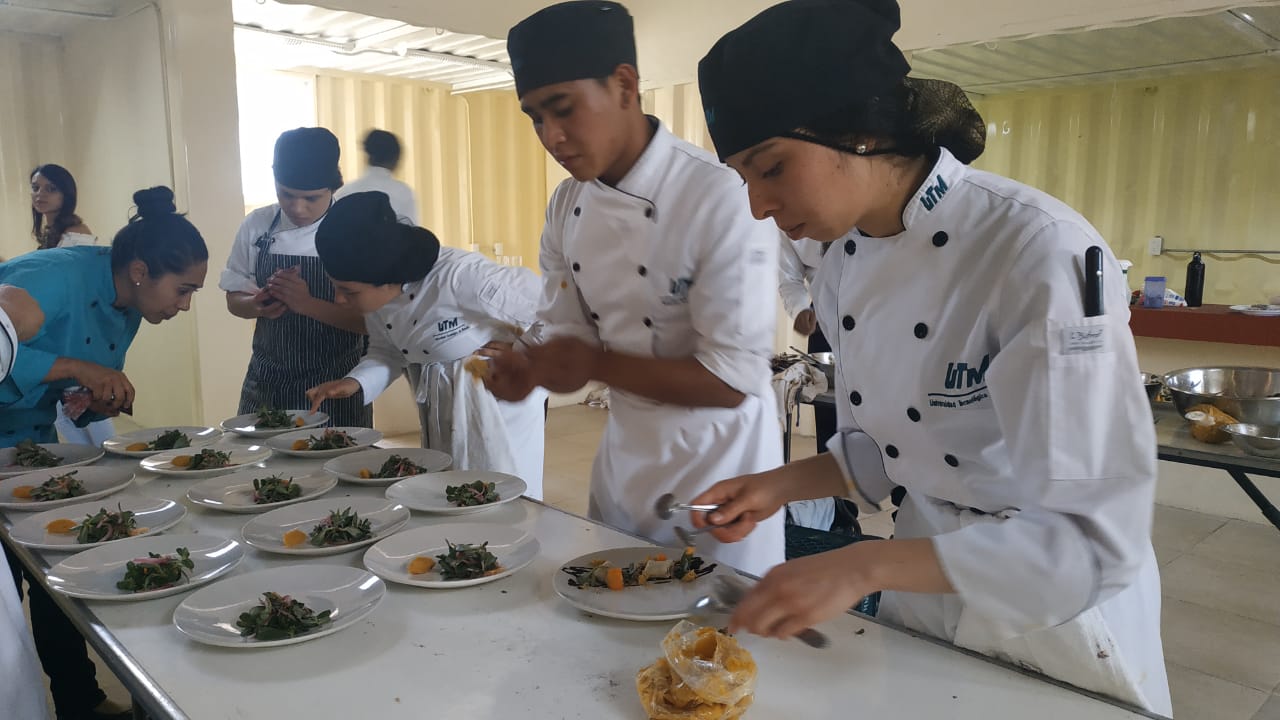 Estudiantes de Gastronomía de la UTM, elaboran comida tradicional