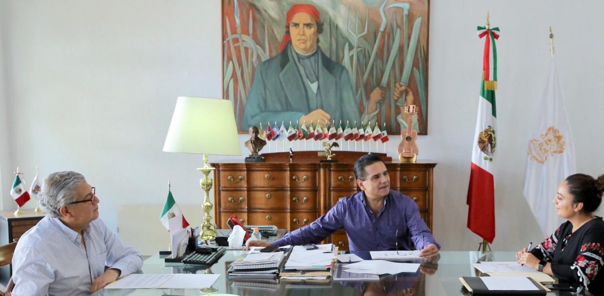 Revisa Gobernador ejes prioritarios de comunicación social