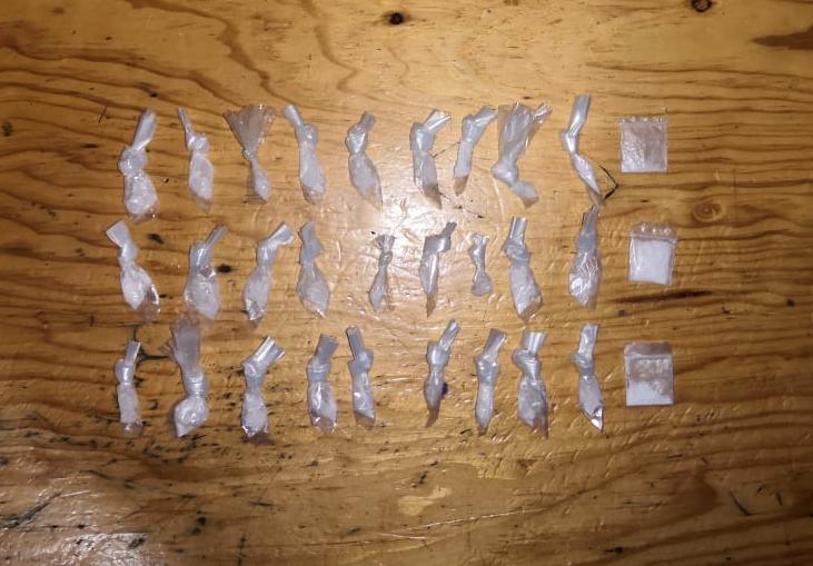 Asegura Policía Michoacán a un hombre con 30 envoltorios de cristal
