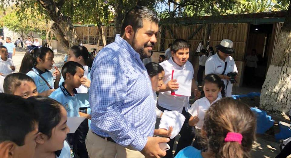 La Educación prioridad en gestiones del Diputado Federal Paco Huacus
