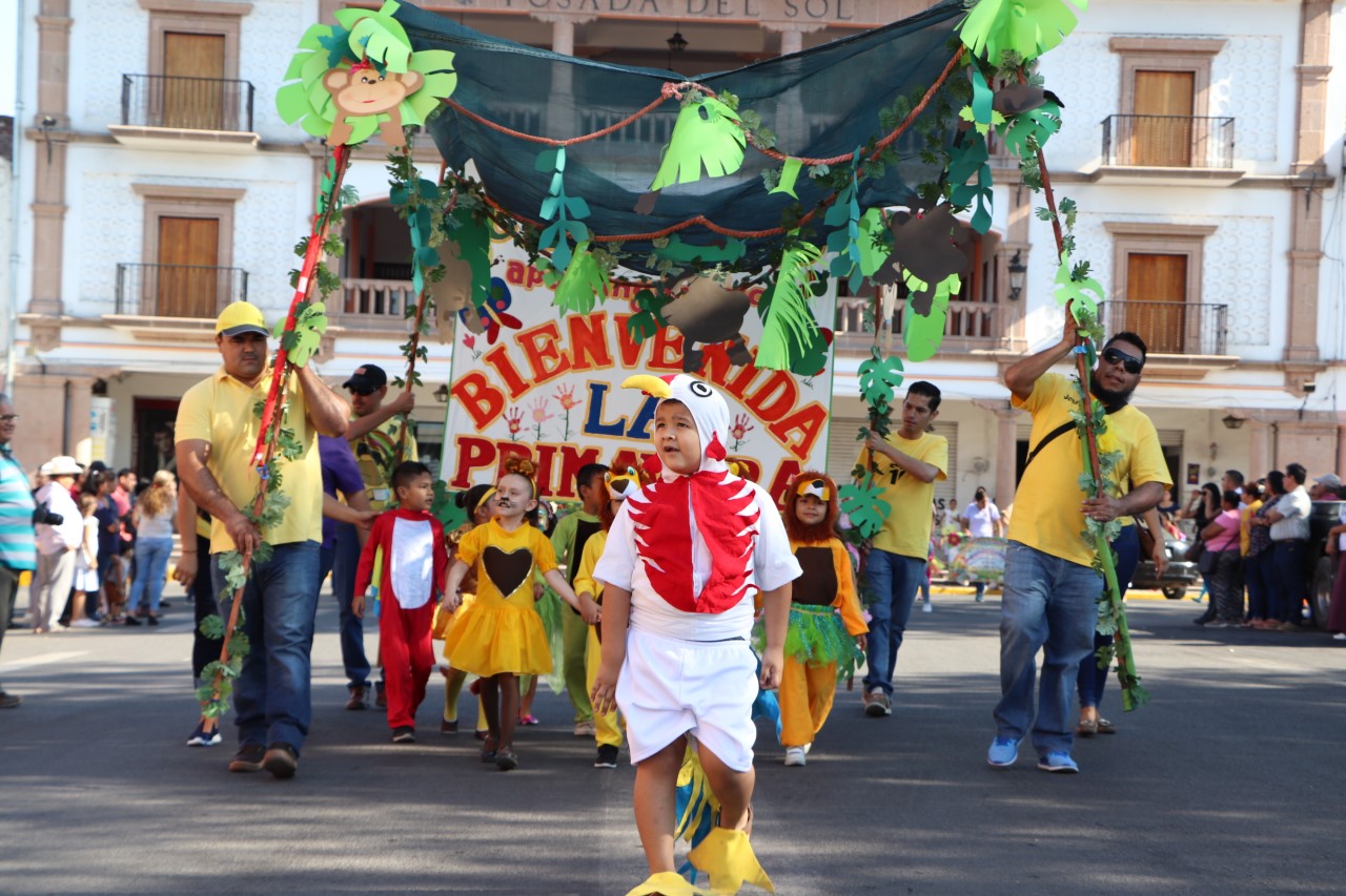 Con tradicional desfile se da la bienvenida a la primavera en Apatzingá