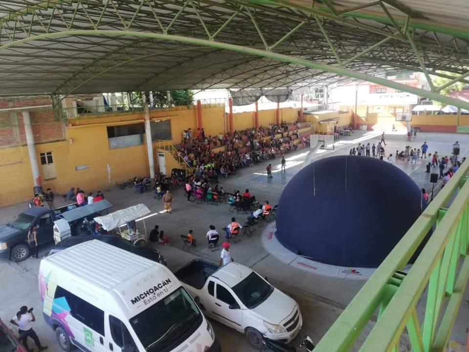 Planetario Móvil de Morelia celebra a niñas y niños de Tepalcatepec