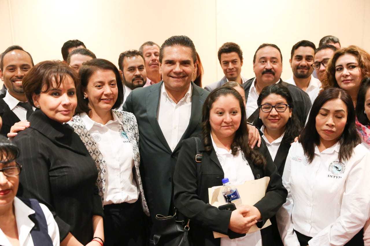 Beneficia Gobernador a 400 familias con dignificación laboral en los servicios de salud