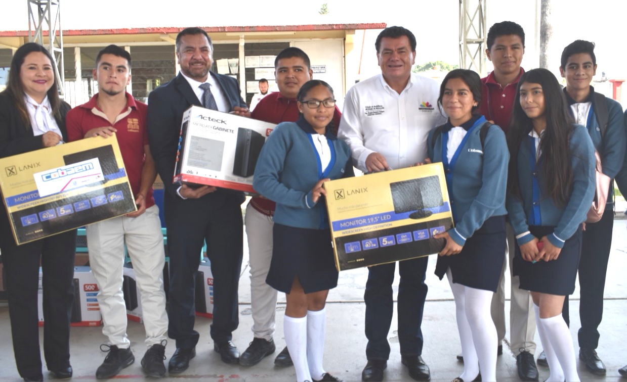 Renueva Cobaem equipo de cómputo en el Plantel Yurécuaro