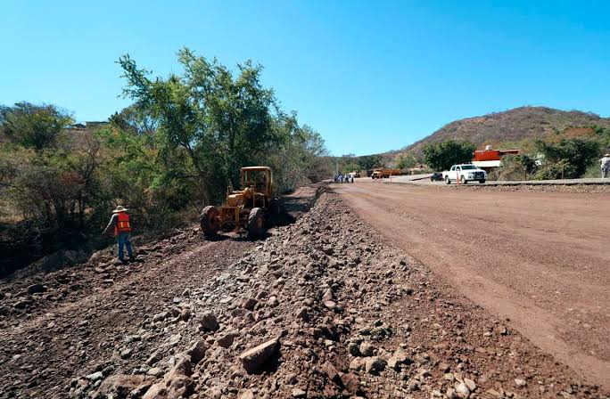 Rehabilitó Sedrua 111 kilómetros de caminos rurales en Huetamo