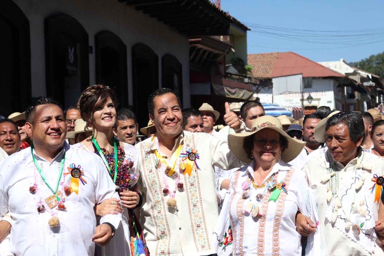 Inaugura Carlos Herrera el Tianguis Artesanal más grande de América, en Uruapan