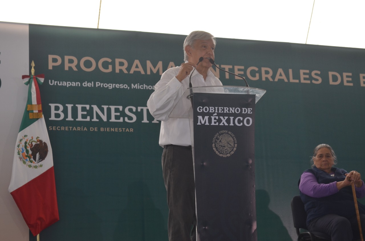 Presidente cumple compromisos con entrega de ‘Programas Integrales de Bienestar’ en Uruapan