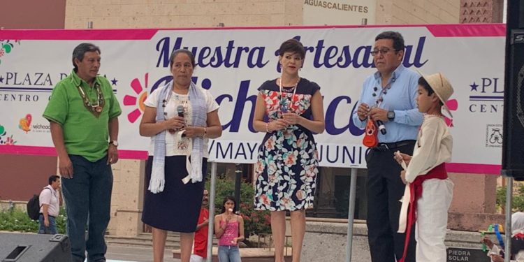 Artífices michoacanos comercializan su artesanía en Aguascalientes
