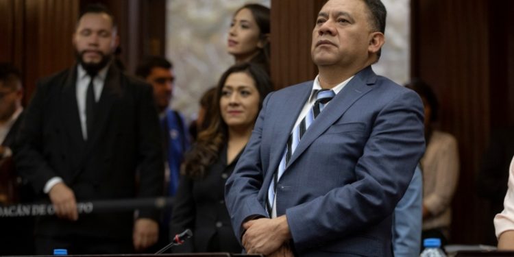 Va Fermín Bernabé por democratización sindical en Michoacán