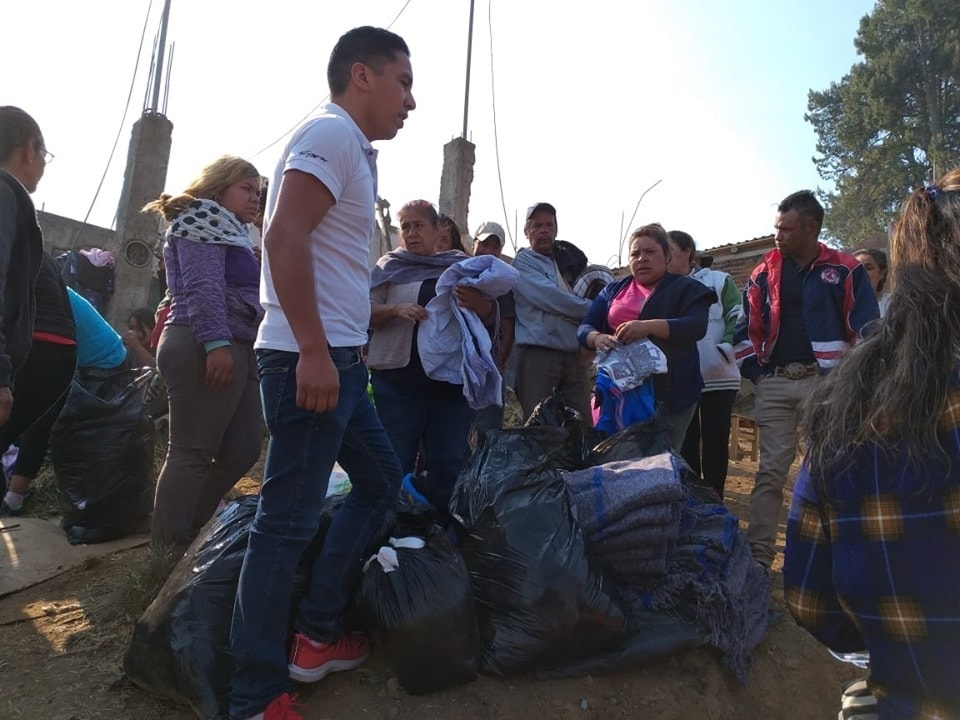 Araceli Saucedo entrega apoyos a familias afectadas con incendio de Loma Bonita en Pátzcuaro
