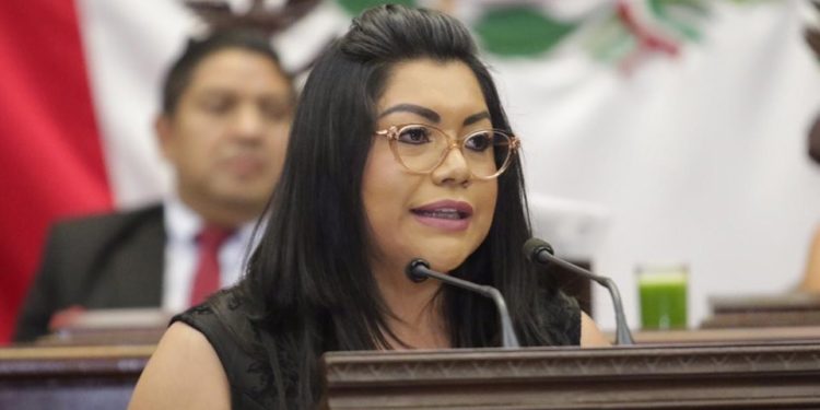 Presenta Brenda Fraga iniciativa para dar orden al archivo histórico del Congreso
