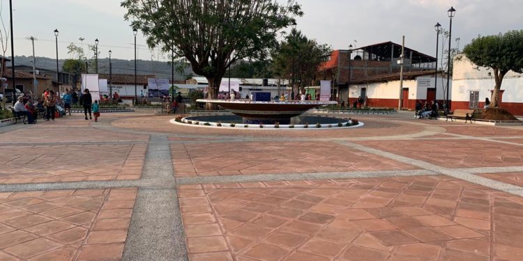 Inauguran rehabilitación de la plaza pública de Capula