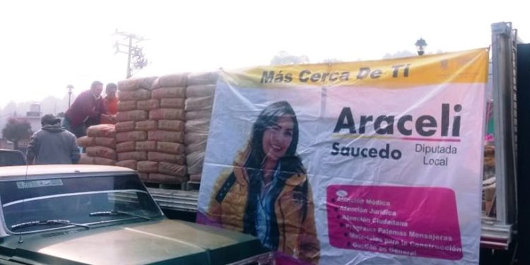 Entrega Araceli Saucedo material de construcción a familias del Distrito de Pátzcuaro