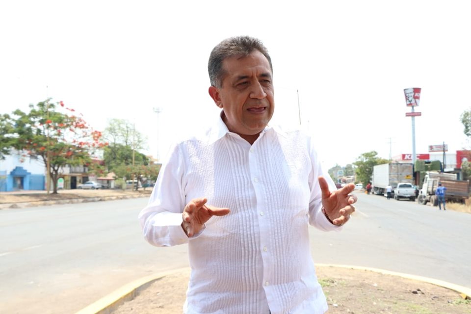 Alcalde de Apatzingán supervisa trabajos en camellones