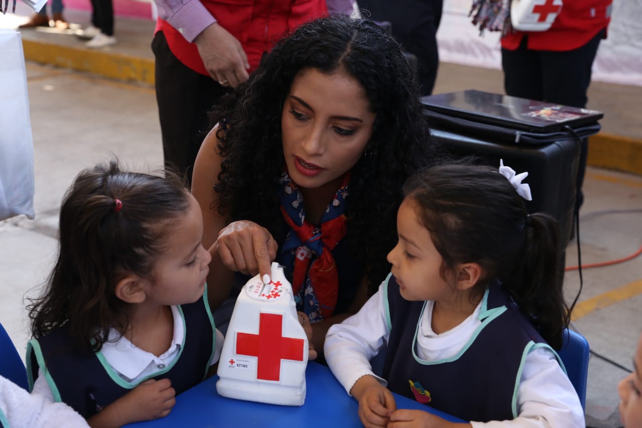 Chicos y grandes muestran solidaridad hacia la Cruz Roja Mexicana