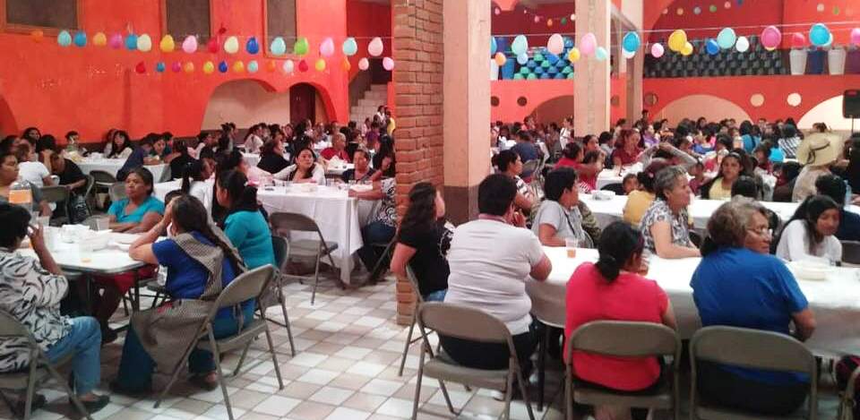 600 madres de familia reciben homenaje y regalos por parte de Colonias y Calles Unidad de Pátzcuaro